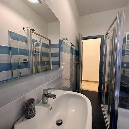 Welcome Riviera - La Viola, 70 Sqm, 1bedroom,1 Bathroom, Air Conditioning, Wifi, At 5 Min From And Train Station In Rapallo, Private Garage Available On Request At 20,00 Per Night Rapallo